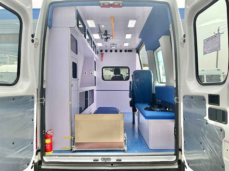 依維柯歐勝救護(hù)車(chē)圖片4