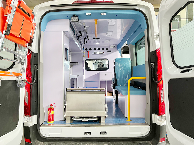 上汽大通V90救護(hù)車圖片5