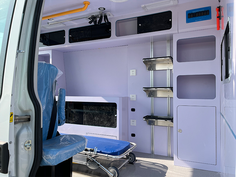 依維柯歐勝救護(hù)車(chē)圖片5