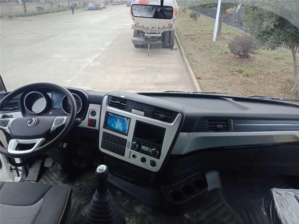 國六前四后八東風天龍29.7方油罐車圖片4